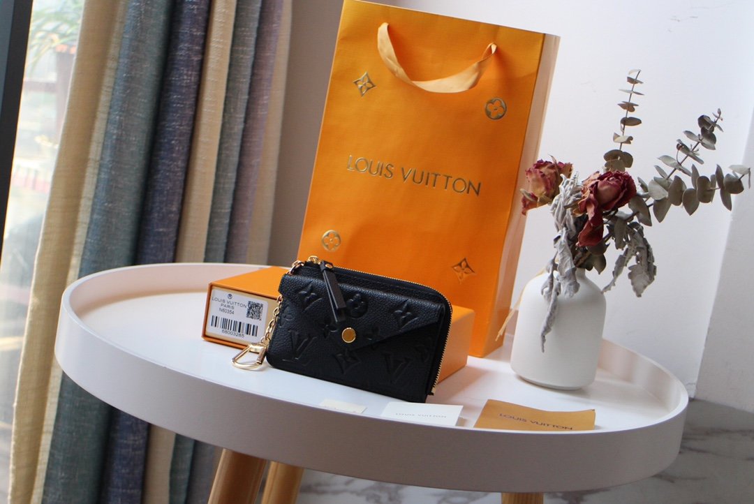 Louis Vuitton Etui Voyage Wallet Black – Fapert